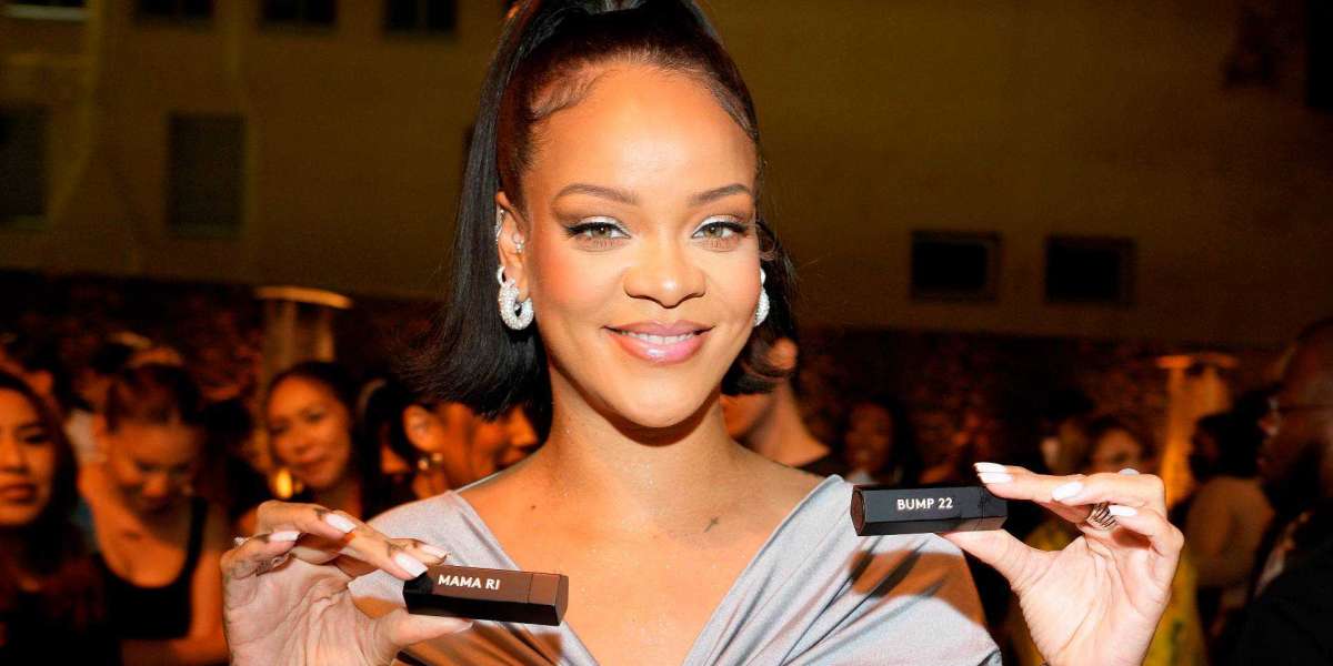 Rihanna Pulls Up To An Ulta Store At Night And Does A HUGE Beauty Haul In The Parking Lot